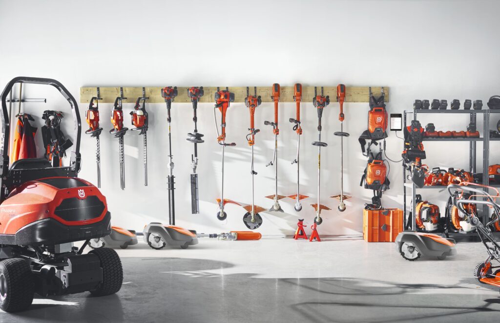 Husqvarna-maskiner som hänger i förrådet